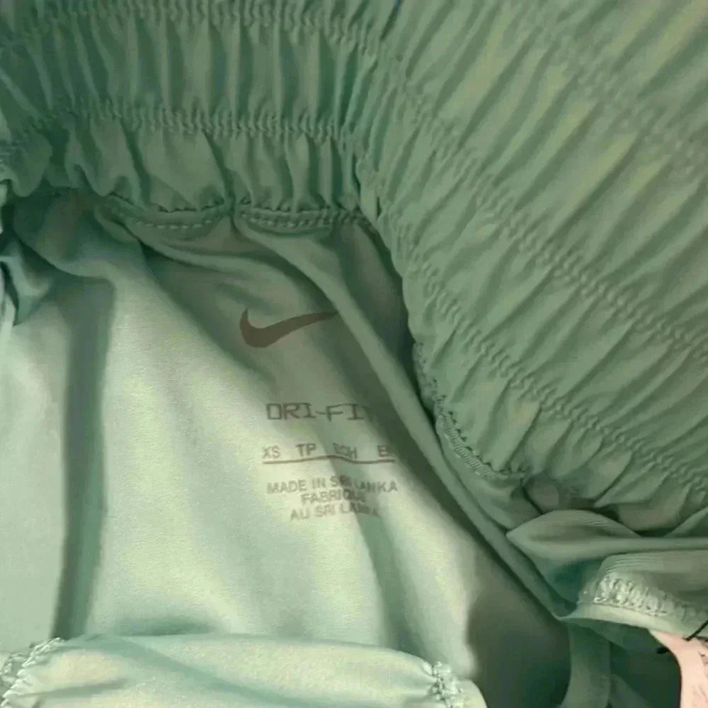 NWT Nike women’s training loose fit shorts size XS - Picture 4 of 4